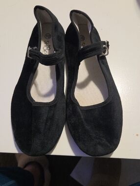 Black Flats With Straps - 10 Shoes